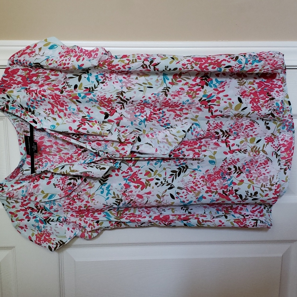 🌹Brand New Pink polyester top in size M